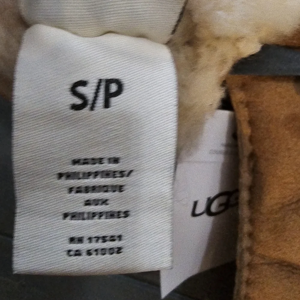 UGG Australia Women perforated Genuine Shearling Handmade Chestnut Gloves Small